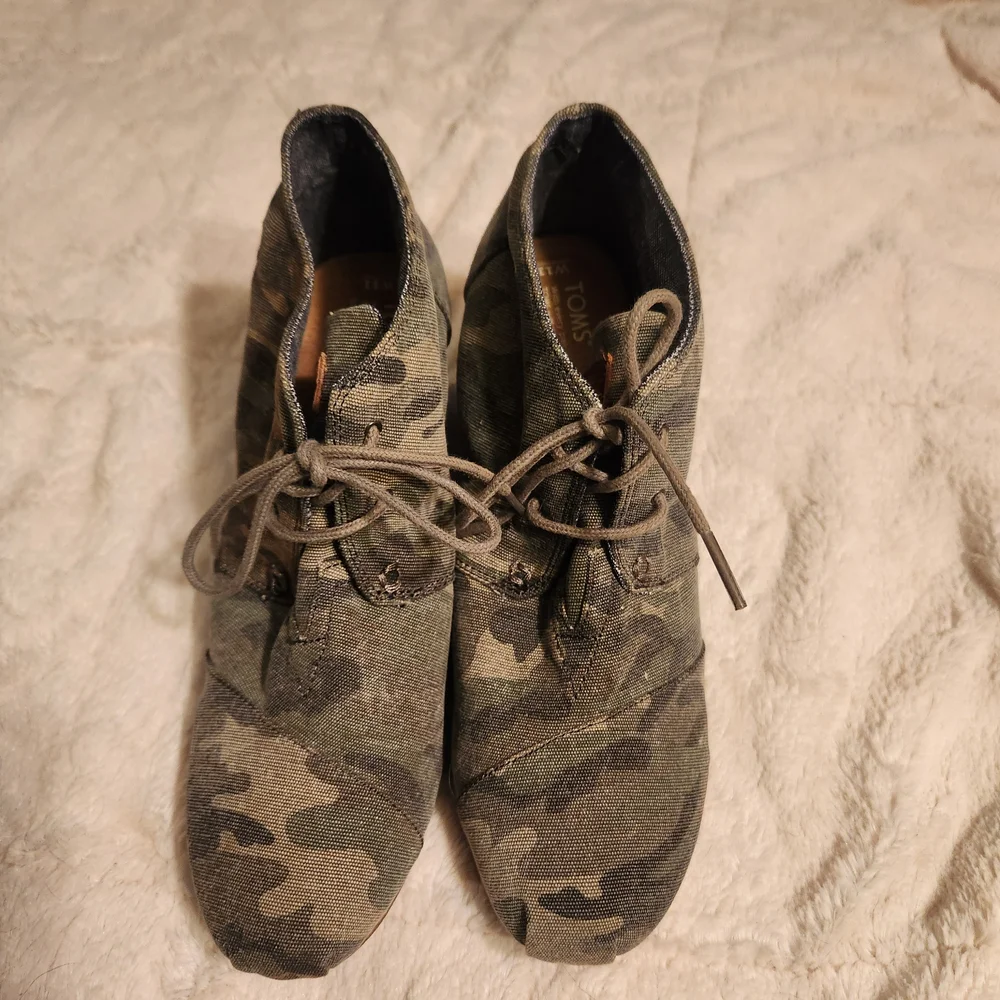TOMS Womens  Camouflage Lace-Up Booties Size 11 Euc
